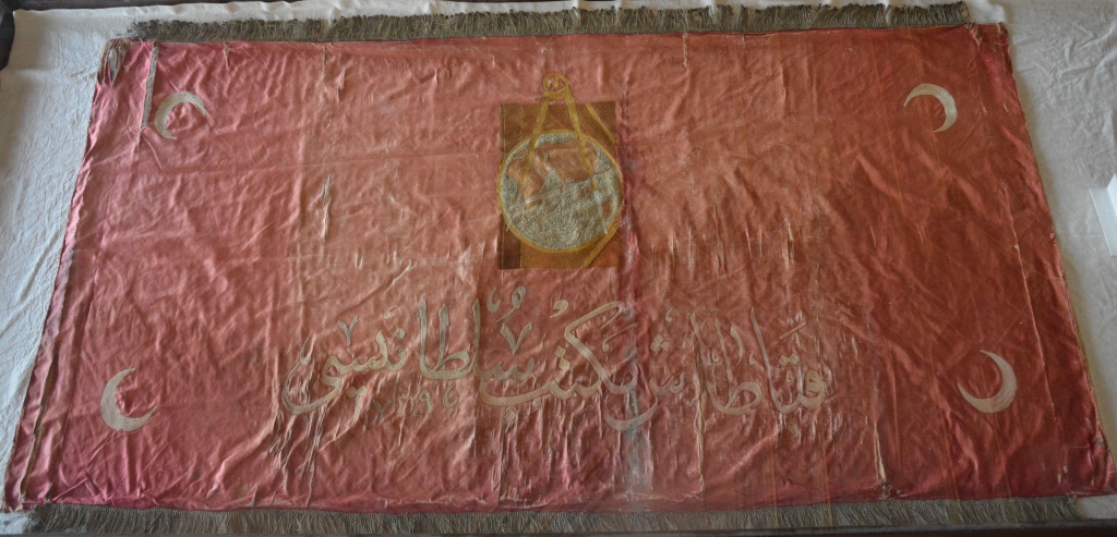 Kabataş red-black pennant